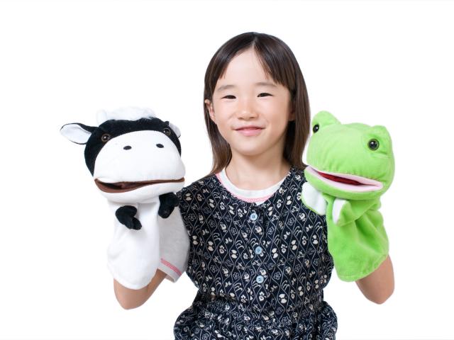 Foto niña con peluches